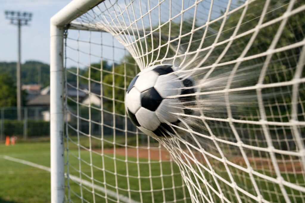 ゴールに突き刺さる弾丸シュート