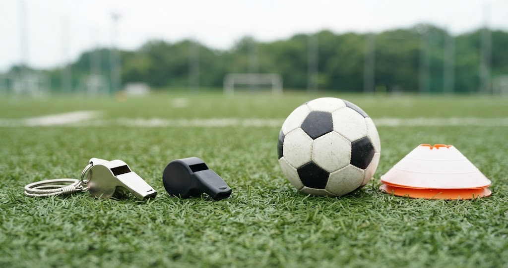 バルキーンとドルフィンの違いや音の大きさを比較し、少年少女サッカーでのホイッスル選びを表すイメージ画像